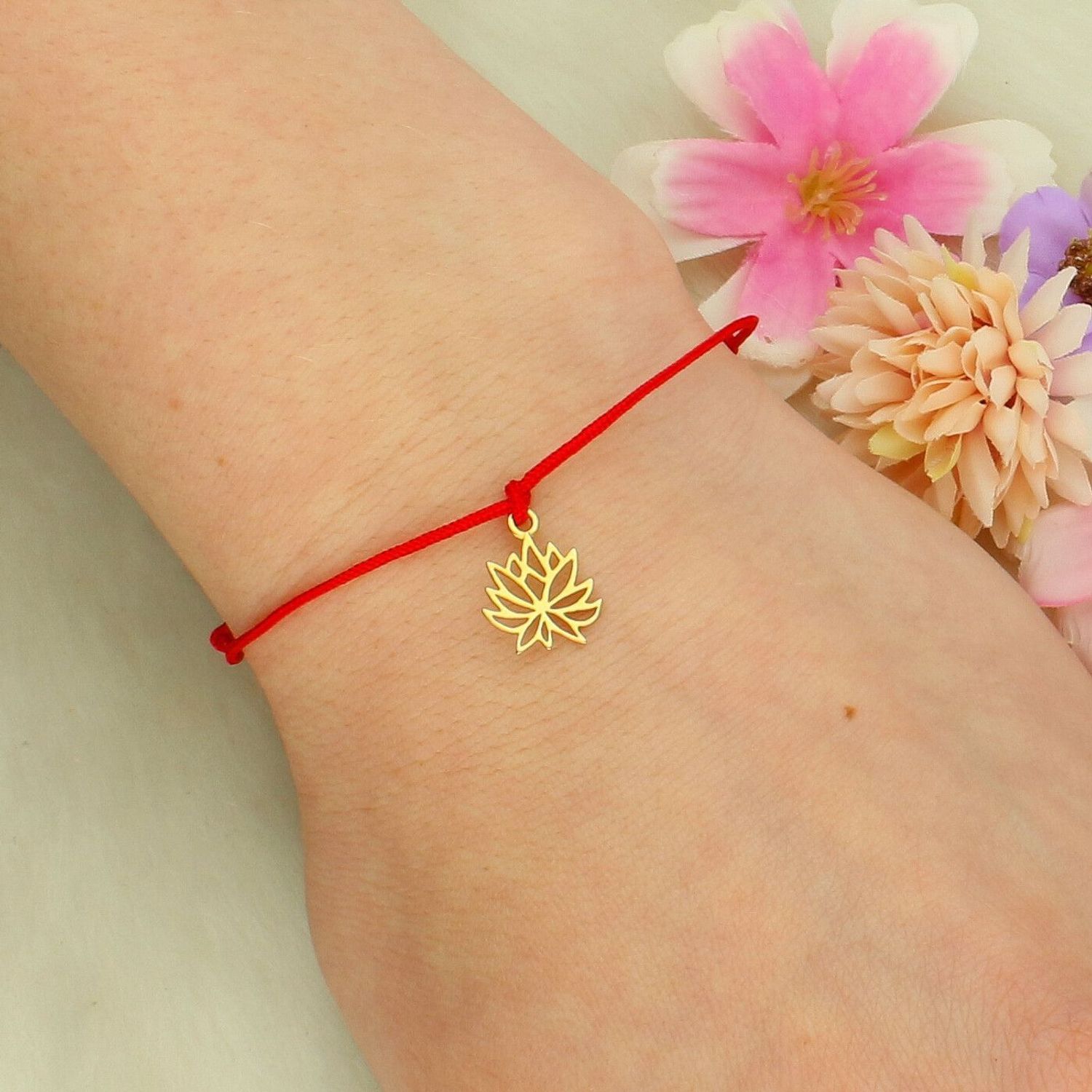 Bransoletka czerwony sznurek z motywem pozłacanego kwiata lotosu.jpg