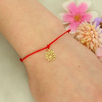 Bransoletka czerwony sznurek z motywem pozłacanego kwiata lotosu red.jpg
