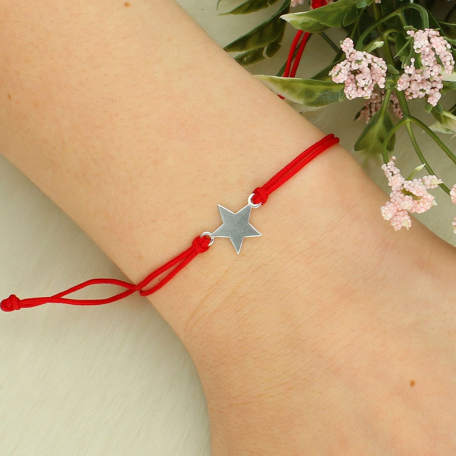 Bransoletka sznurkowa czerwona ze srebrną gwiazdką – regulowana, minimalistyczna.jpg