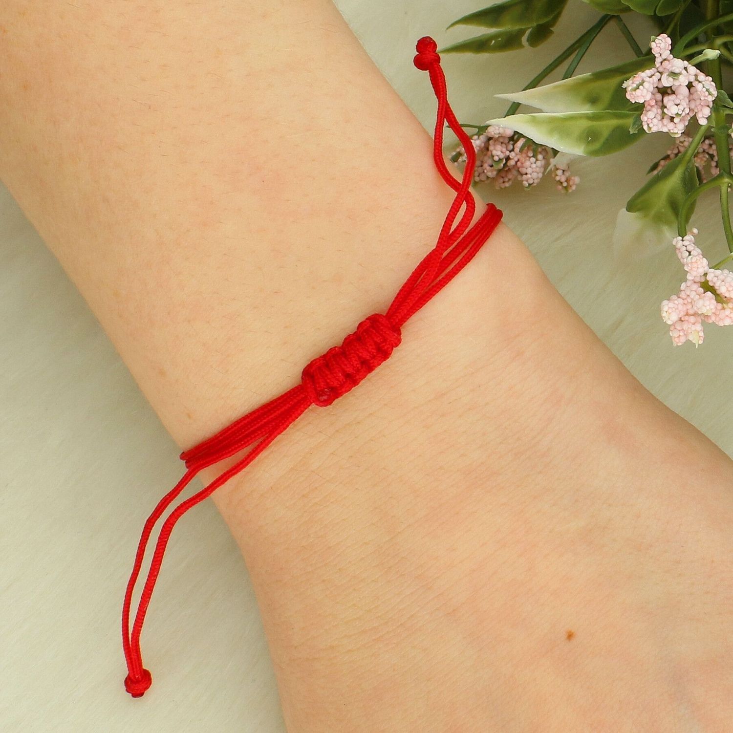 Bransoletka sznurkowa czerwona ze srebrną gwiazdką – regulowana, minimalistyczna.jpg