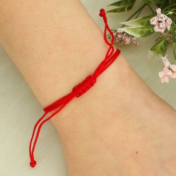 Bransoletka sznurkowa czerwona ze srebrną gwiazdką – regulowana, minimalistyczna ściągana.jpg