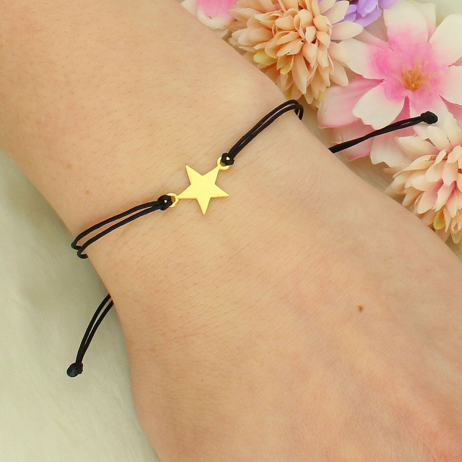 Bransoletka sznurkowa czarna z pozłacaną gwiazdką – symbol marzeń i szczęścia.jpg