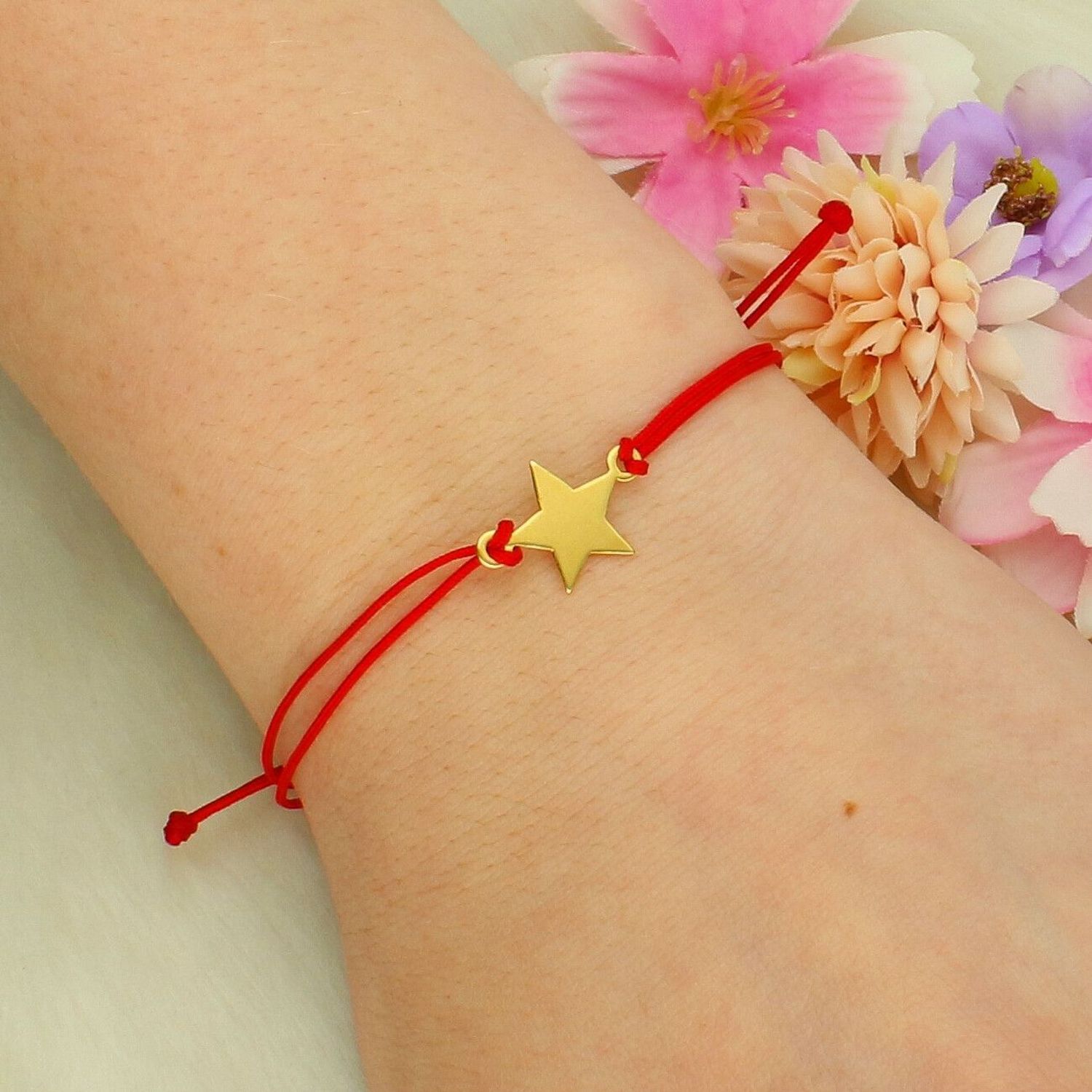 Bransoletka sznurkowa czerwona z pozłacaną gwiazdką.jpg