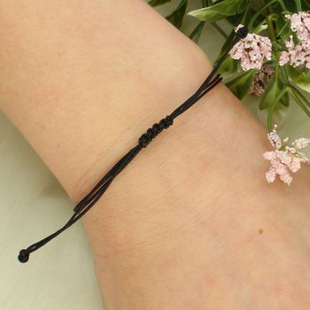 Bransoletka sznurkowa czarna ze srebrnym sercem i pulsem – regulowana, minimalistyczna..jpg