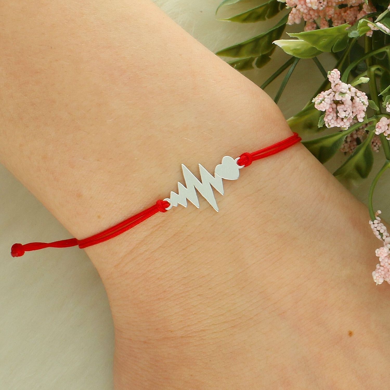 Bransoletka sznurkowa czerwona ze srebrnym sercem i pulsem – regulowana, minimalistyczna red.jpg