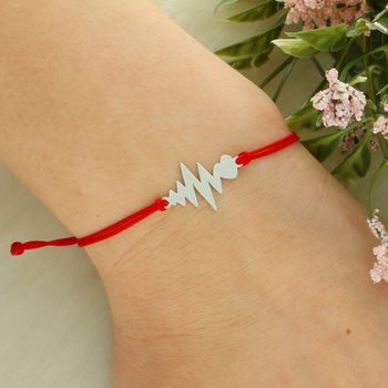 Bransoletka sznurkowa czerwona ze srebrnym sercem i pulsem – regulowana, minimalistyczna.jpg