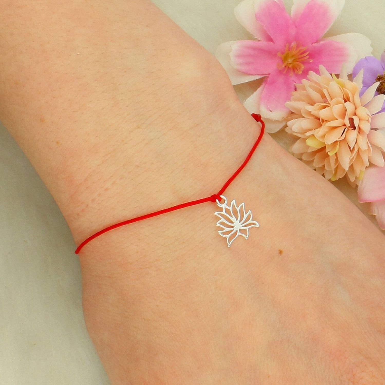 Bransoletka czerwony sznurek z kwiatem lotosu – srebrna zawieszka.jpg