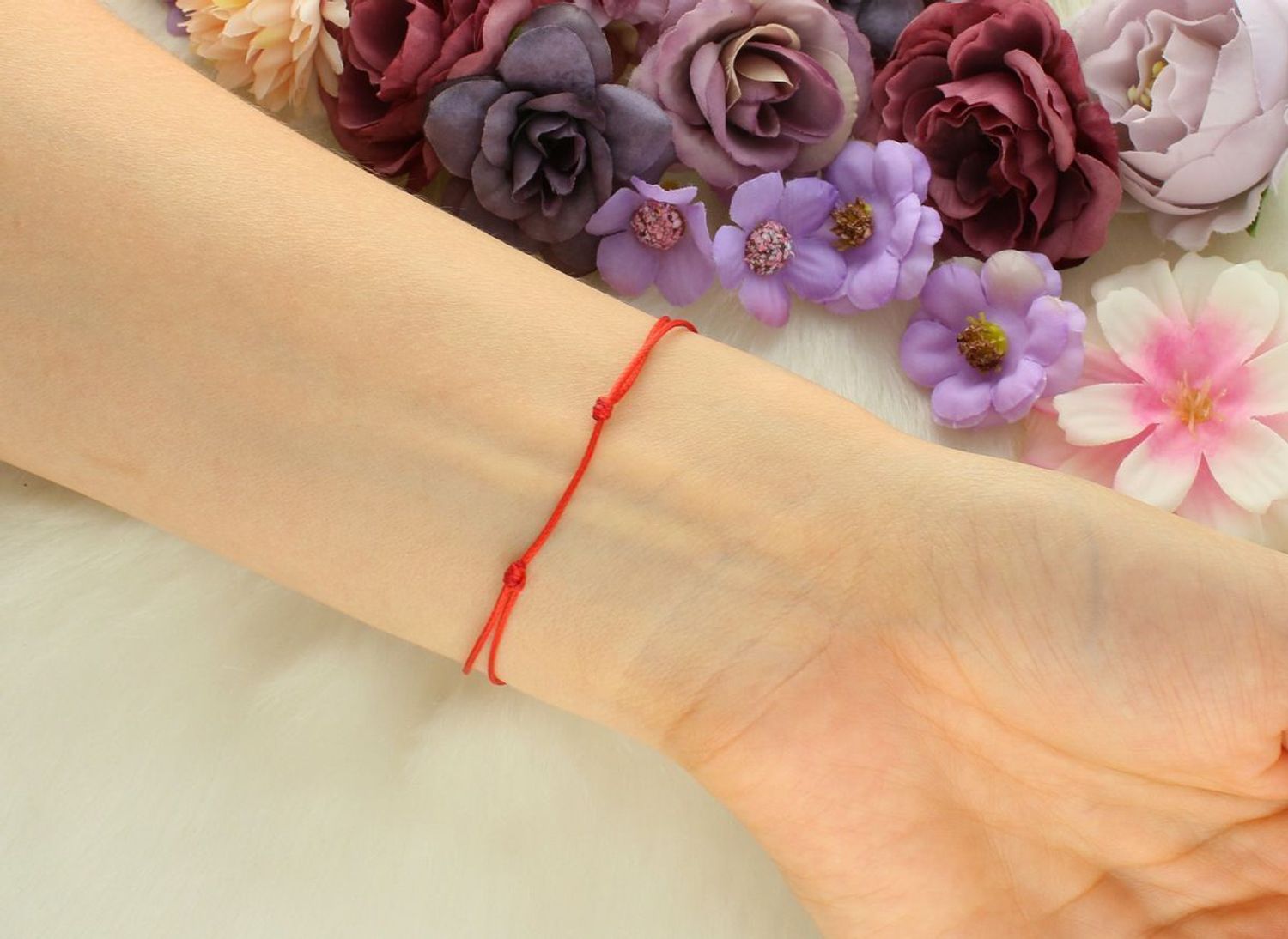 Bransoletka srebrna 925 na czerwonym sznurku z zawieszką rombem (1,7 × 1,0 cm). Lekka, subtelna, 0,40 g. Symboliczny prezent z przesłaniem.1.jpg