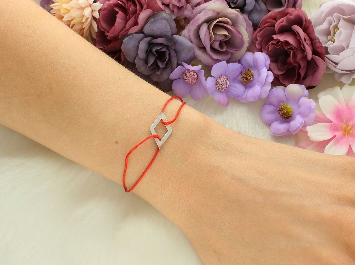Bransoletka srebrna 925 na czerwonym sznurku z zawieszką rombem (1,7 × 1,0 cm). Lekka, subtelna, 0,40 g. Symboliczny prezent z przesłaniem.1.jpg