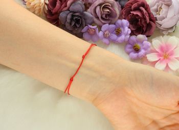 Bransoletka srebrna 925 na czerwonym sznurku z zawieszką rombem (1,7 × 1,0 cm). Lekka, subtelna, 0,40 g. Symboliczny prezent z przesłaniem.3.jpg