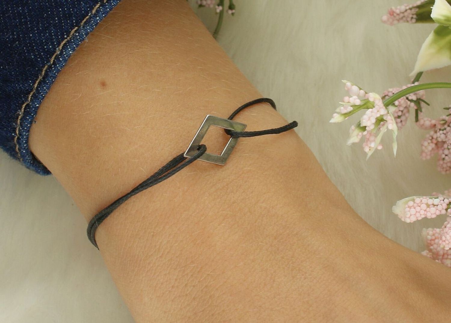 Delikatna bransoletka damska na czarnym sznurku z elementem srebrnym próby 925 w kształcie rombu. Lekka, elegancka, idealna na co dzień i na prezent.1.jpg