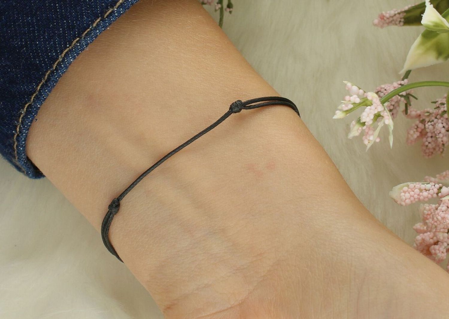 Delikatna bransoletka damska na czarnym sznurku z elementem srebrnym próby 925 w kształcie rombu. Lekka, elegancka, idealna na co dzień i na prezent.1.jpg