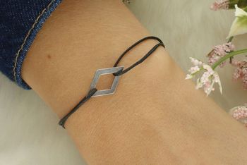 Delikatna bransoletka damska na czarnym sznurku z elementem srebrnym próby 925 w kształcie rombu. Lekka, elegancka, idealna na co dzień i na prezent.2.jpg