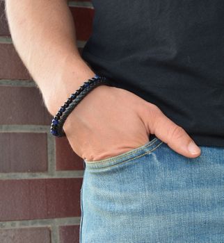 Bransoletka męska 'Czarny rzemień i czarno niebieskie koraliki', bransoletki męska w kolorze czarnym wykonana z rzemyka. Bransoletka to świetny pomysł na prezent. Bransoletka zapinana na  (1).JPG