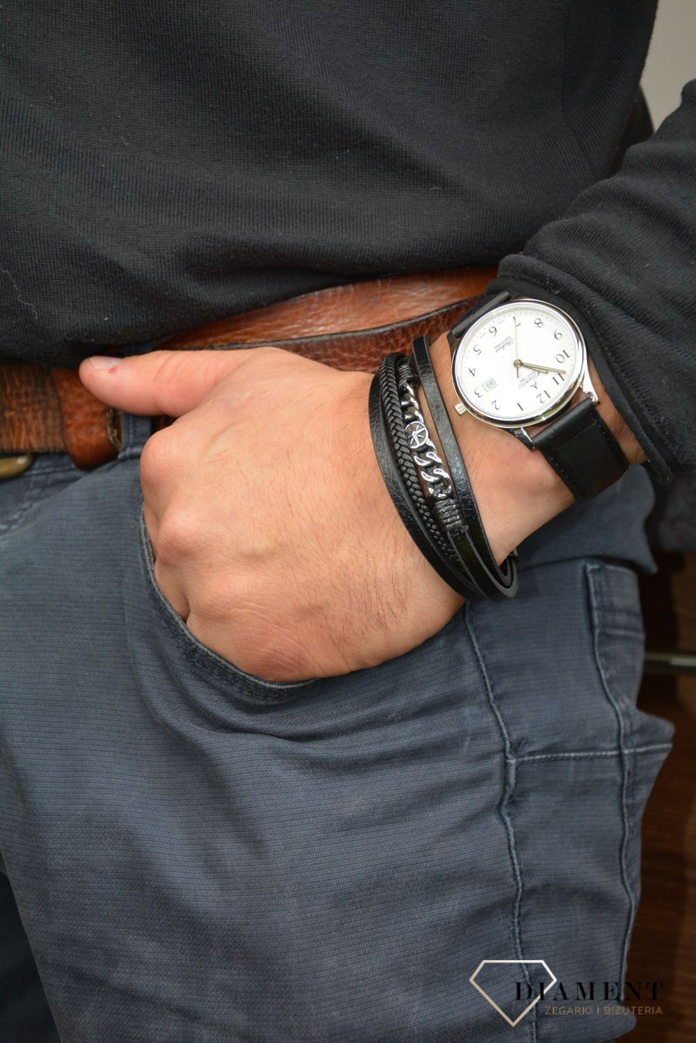 Bransoletka męska skórzana 'gładkie paski z plecionką' DIA-BRA-S1823849-STAL. Bransoletka skórzana złożona z czterech ozdobnych pasków. Modna bransoletka skórzana dla mężczyzn w kolorze czarnym.jpg