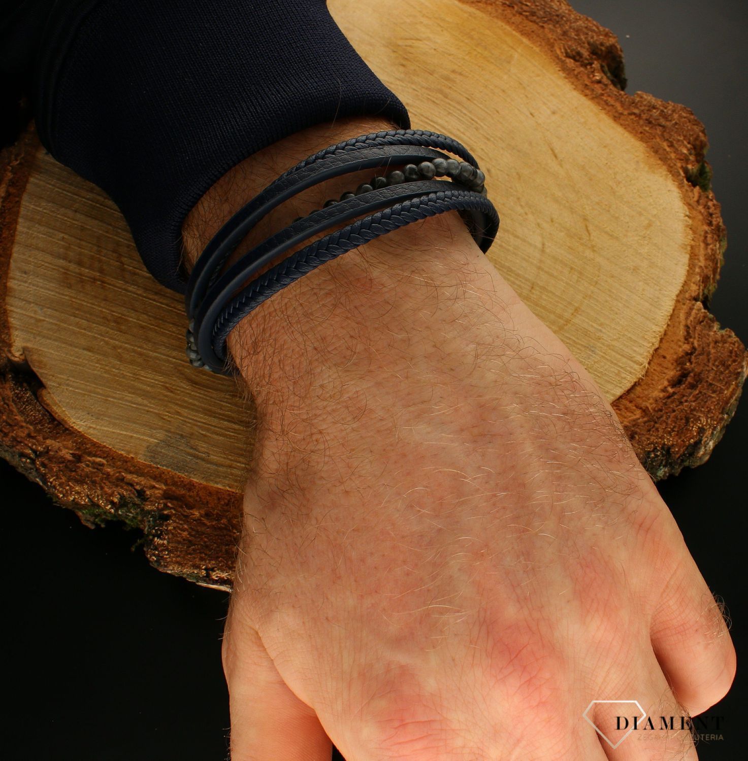 Bransoletka męska pleciona z koralikami granatowa DIA-BRA-S3284456-STAL. Cała bransoletka jest zachowana w granatowej kolorystyce. Bransoletka męska wykonana ze stali szlachetnej i skóry takie połączenie idealnie wpisuje się  (1).jpg