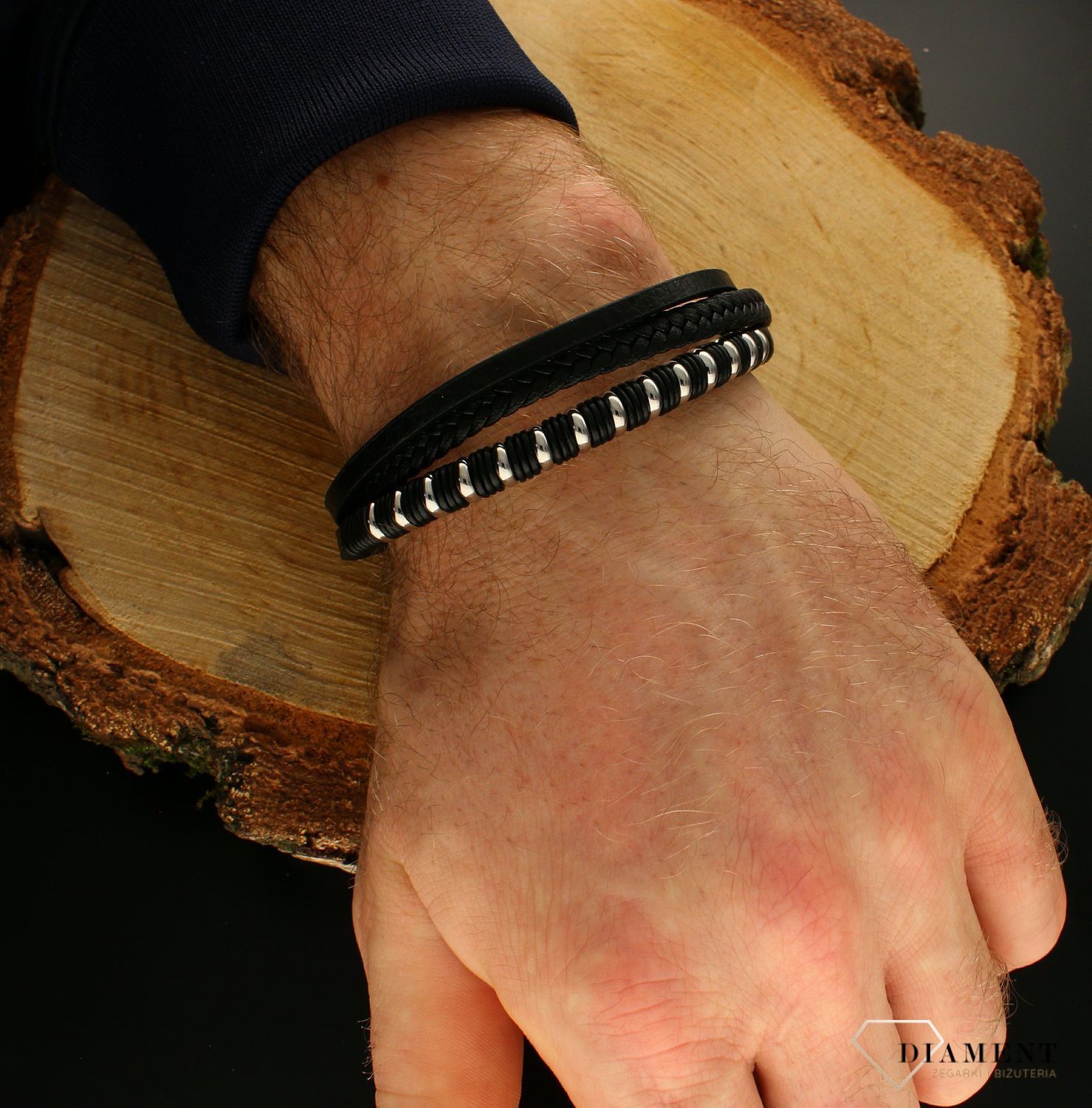 Bransoletka męska pleciona ze stalowymi elementami czarna DIA-BRA-Bransoletka oprócz skórzanych pasków gładkich i w formie plecionki posiada stalowe elementy. Cała bransoletka jest w czarnym kolorze. Bransoletka męska wykonana (1).jpg