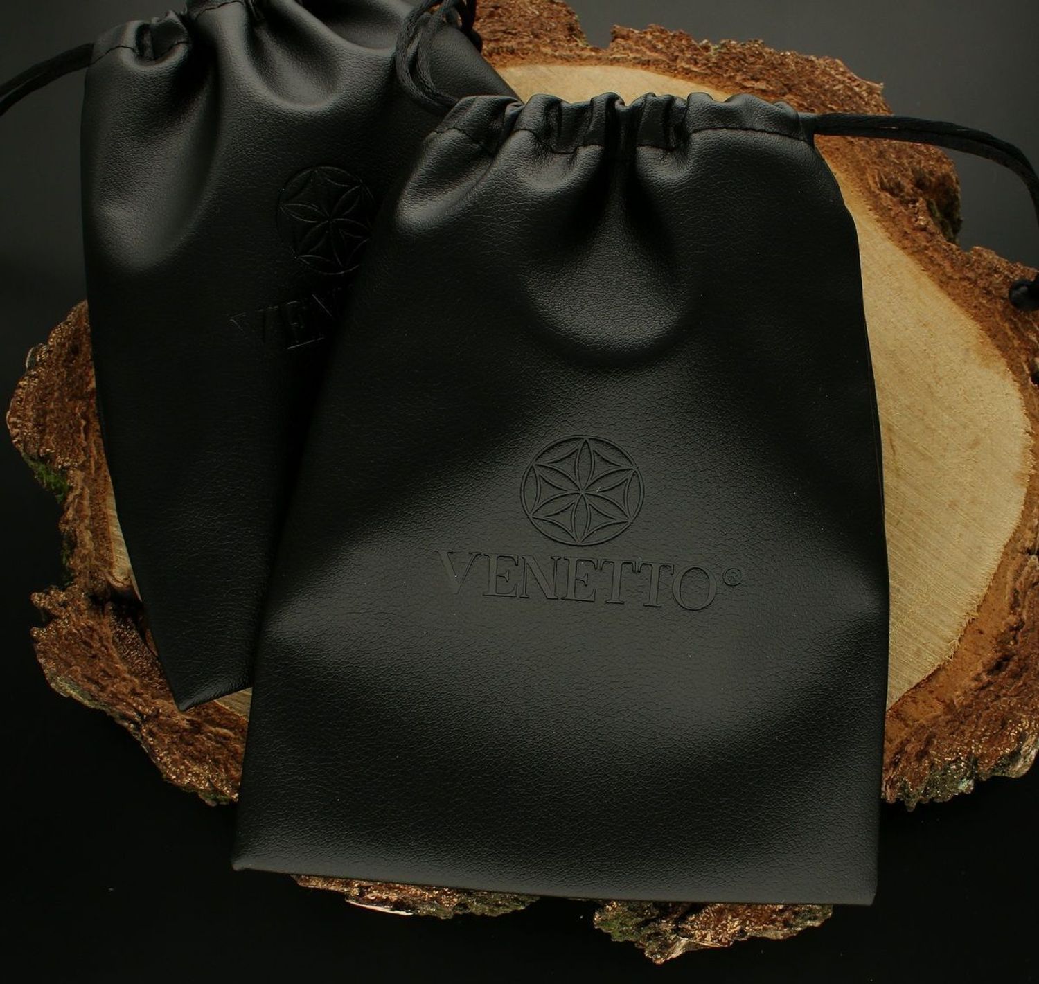 Bransoletka męska pleciona ze stalowymi elementami czarna DIA-BRA-Bransoletka oprócz skórzanych pasków gładkich i w formie plecionki posiada stalowe elementy. Cała bransoletka jest w czarnym kolorze. Bransoletka męska wykonana (1).jpg