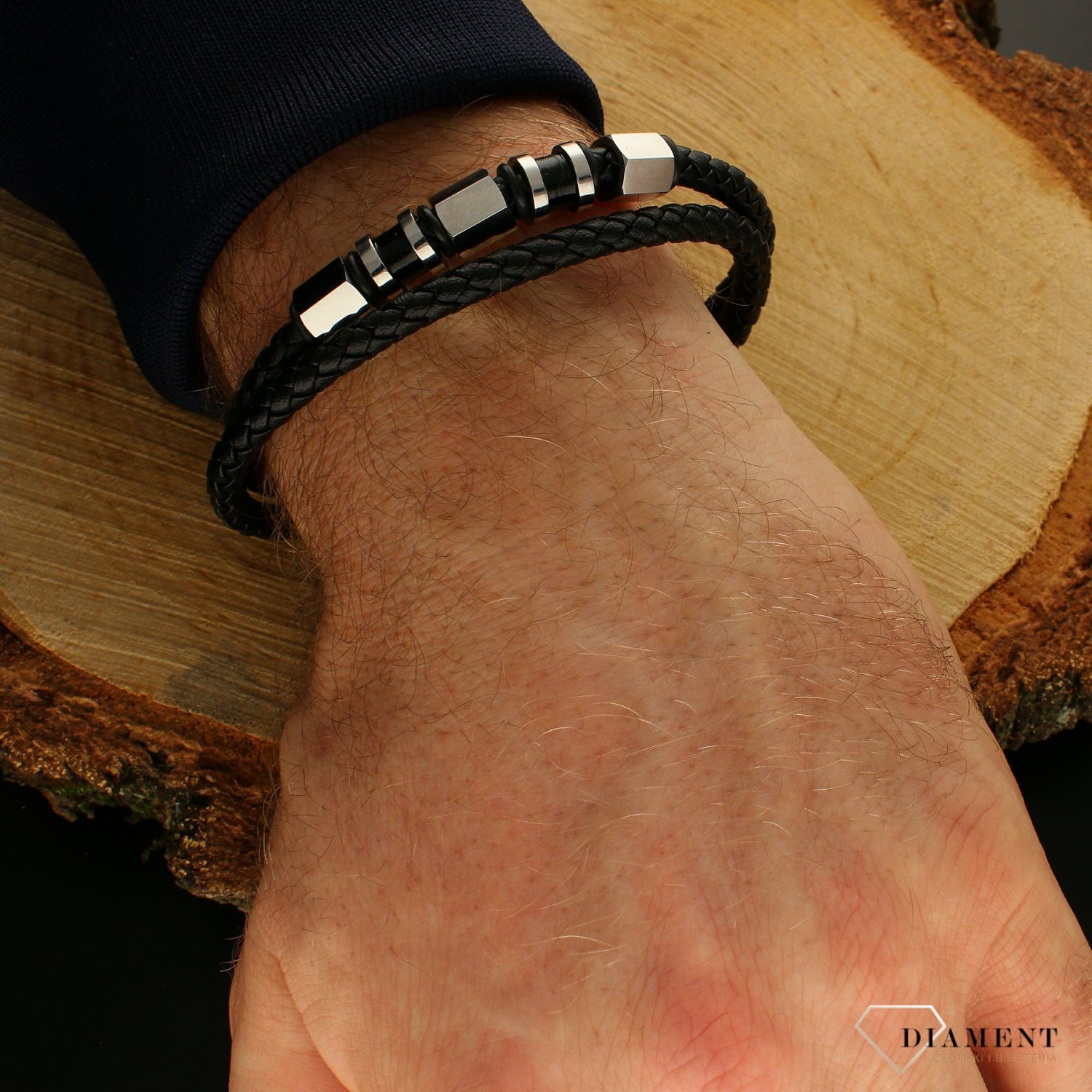 Bransoletka męska pleciona ze stalowymi elementami czarna DIA-BRA-S3804658-STAL. Bransoletka męska wykonana ze stali szlachetnej i skóry takie połączenie idealnie wpisuje się w wielkomiejski styl. Idealny pomysł na prezent (1).jpg