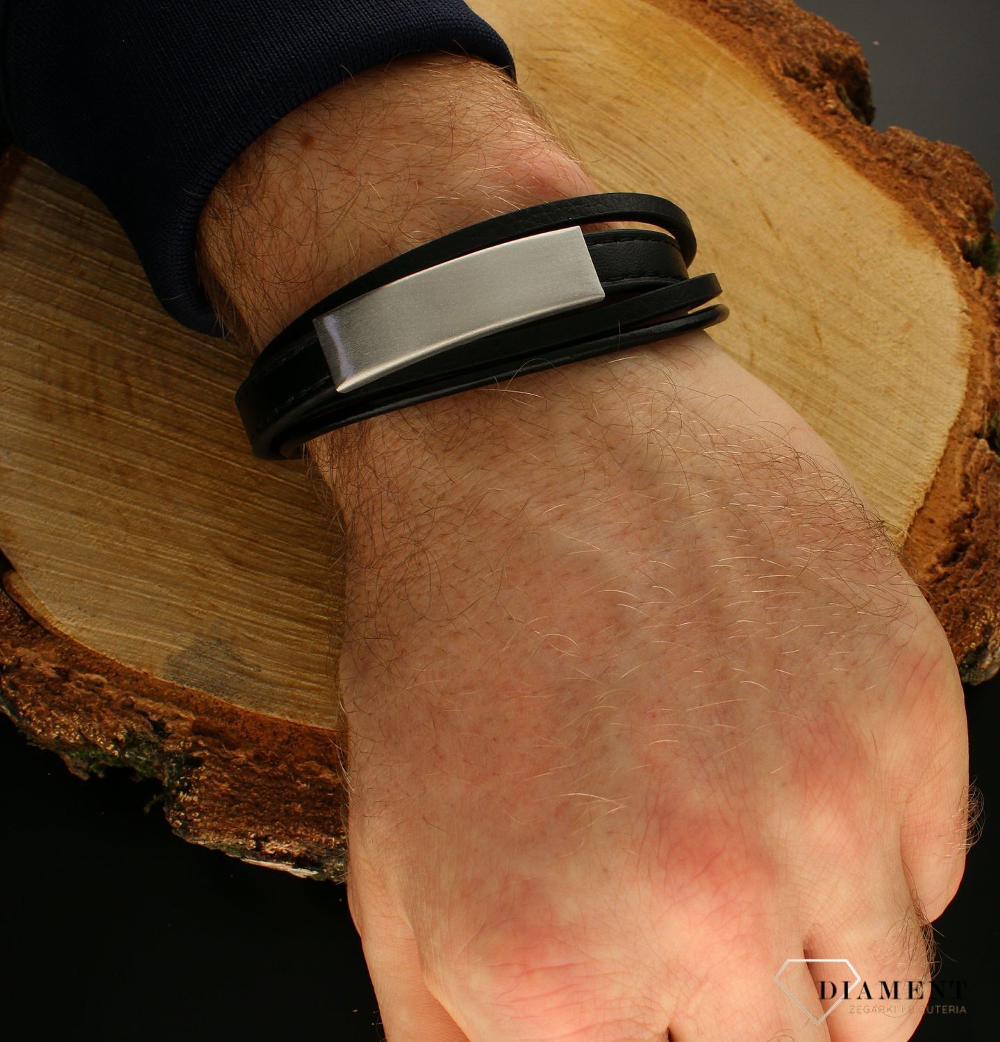 Bransoletka męska skórzana ze stalową blaszką DIA-BRA-S3864254-STAL. Cała bransoletka jest w czarnym kolorze. Bransoletka męska wykonana ze stali szlachetnej i skóry takie połączenie idealnie wpisuje się w wielkomiejski styl.jpg