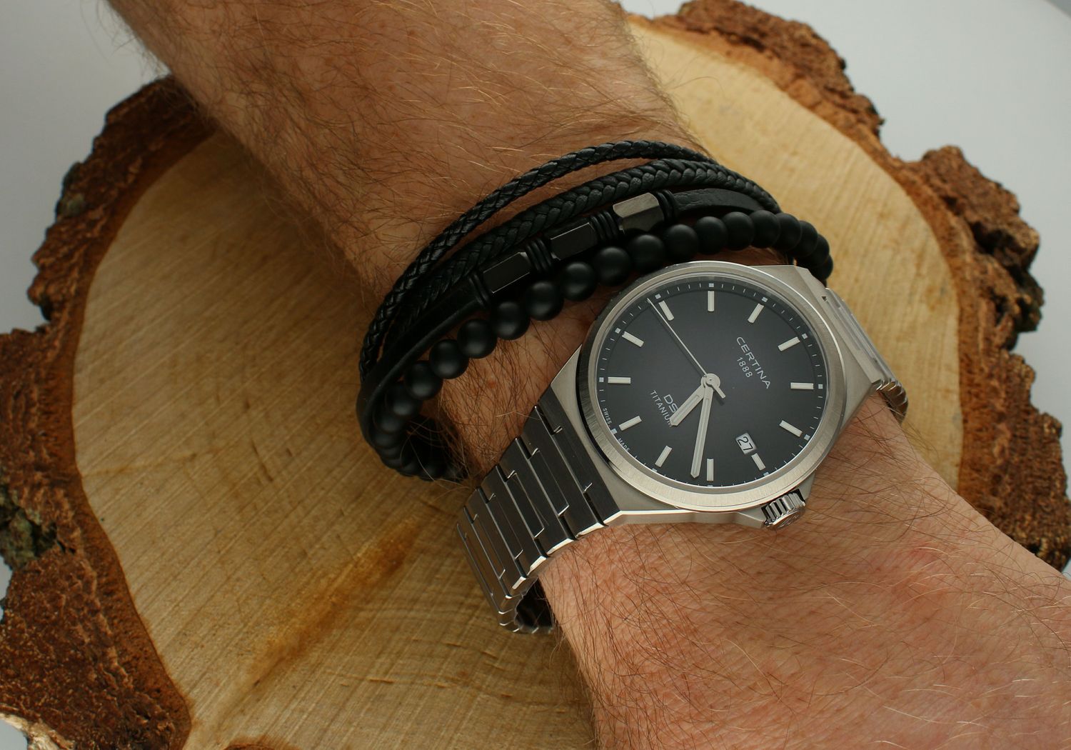 Bransoletka męska skórzana onyks DIA-BRA-S7674254-STAL Bransoletka wykonana ze skóry w czarnym kolorze, ozdobiona kamieniami onyksami. Idealny pomysł na prezent dla każdego mężczyzny..jpg