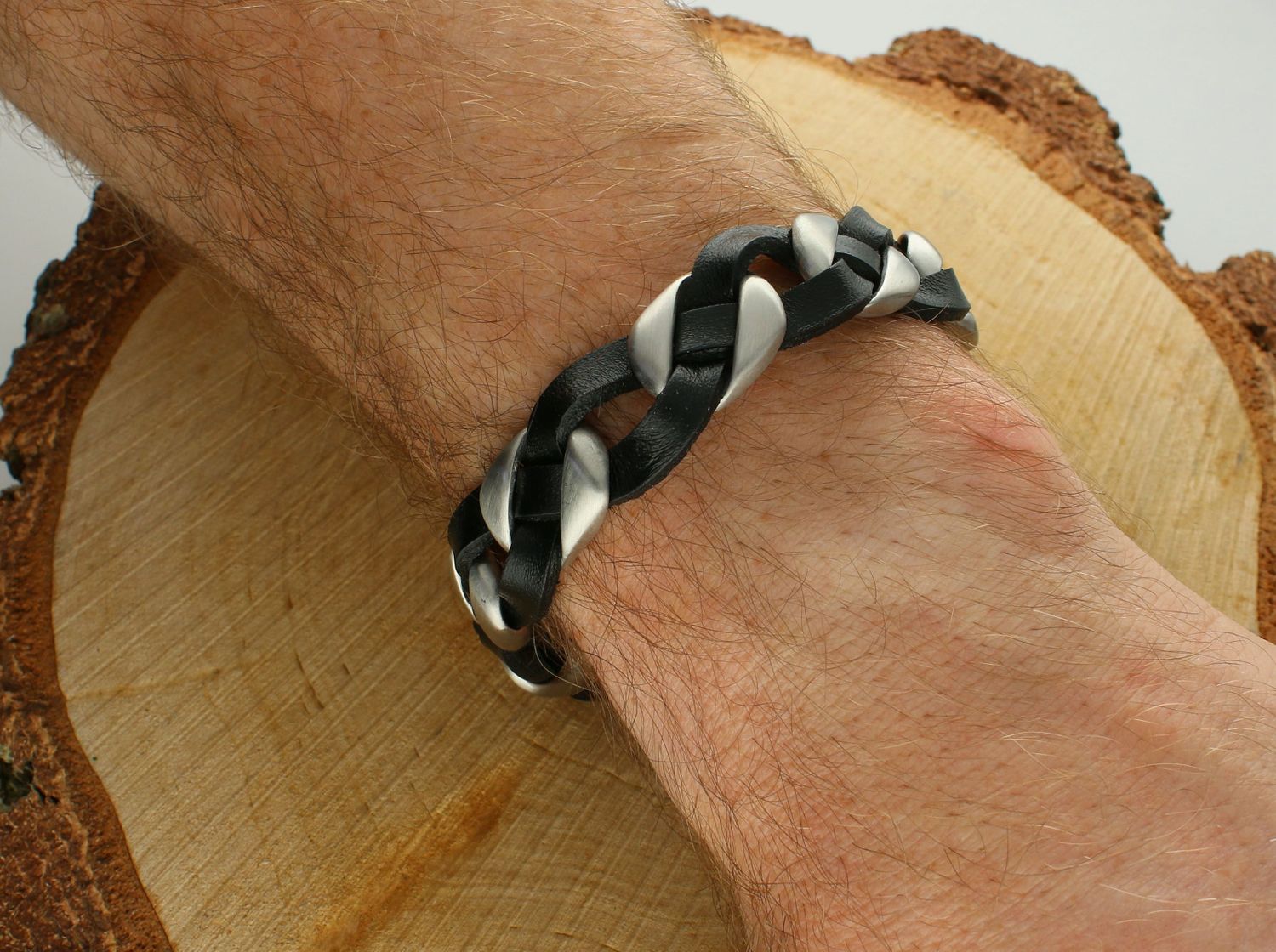 Bransoletka męska pancerka DIA-BRA-S8005468-STAL Bransoletka męska skórzana pancerka. Stalowa bransoletka z czarną skórą nadaje bransoletce charakteru. Bransoletka z dwóch pasków skórzanego i plecionego.jpg