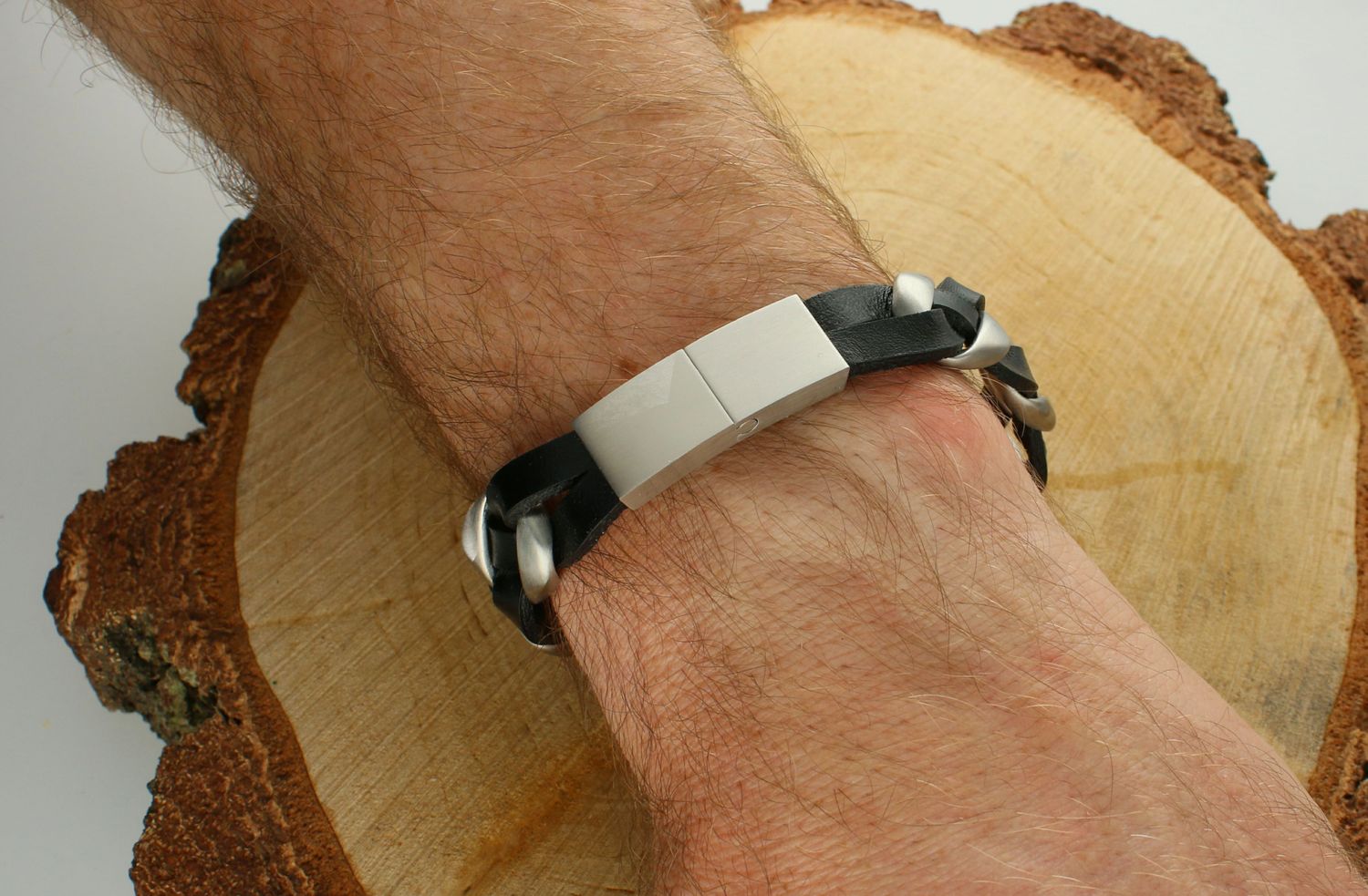 Bransoletka męska pancerka DIA-BRA-S8005468-STAL Bransoletka męska skórzana pancerka. Stalowa bransoletka z czarną skórą nadaje bransoletce charakteru. Bransoletka z dwóch pasków skórzanego i plecionego.jpg