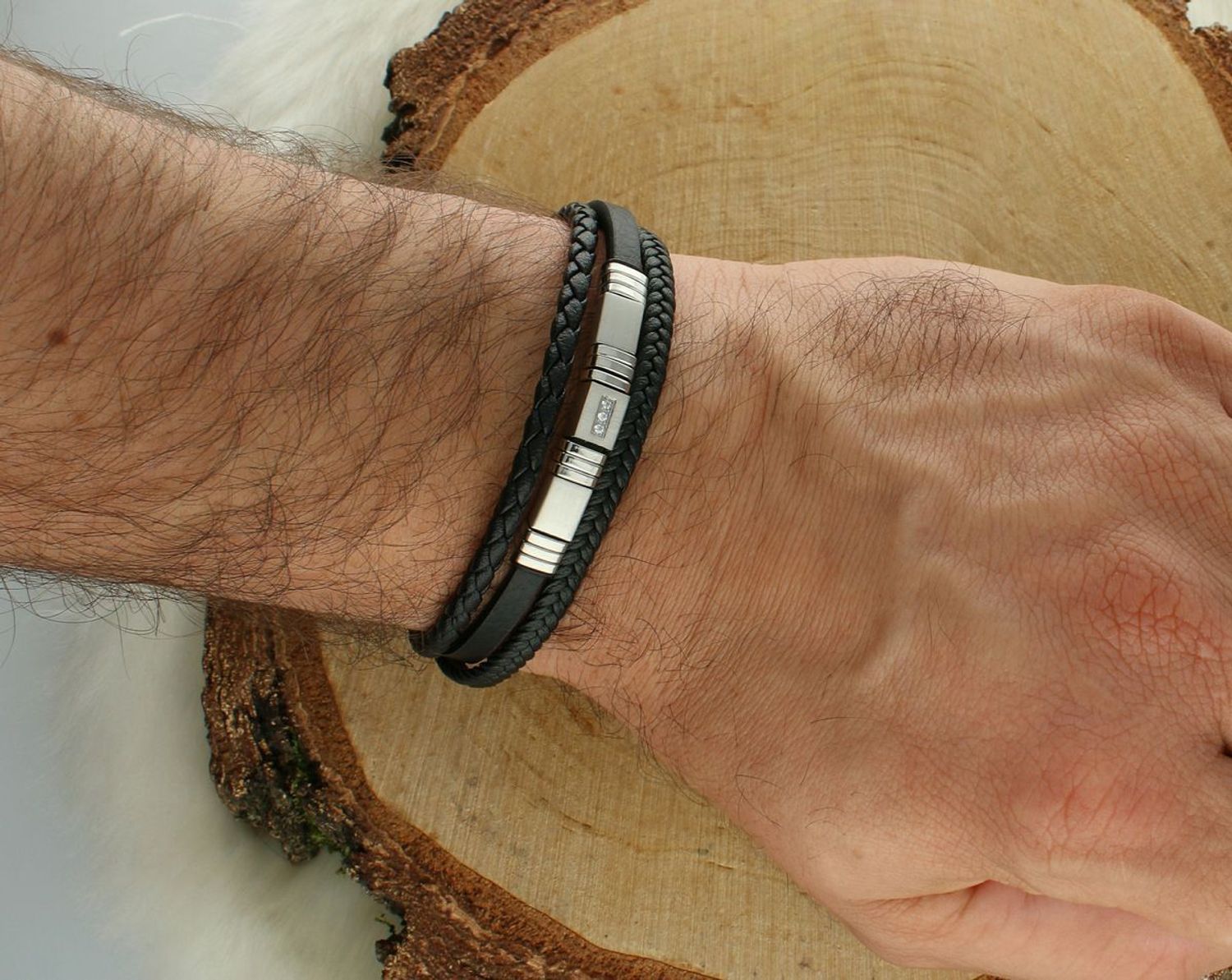 Bransoletka męska z trzema czarnymi rzemieniami i stalowymi elementami DIA-BRA-S8104456-STAL. Długość 20,5 cm. Stylowy, trwały dodatek dla nowoczesnego mężczyzny.1.jpg