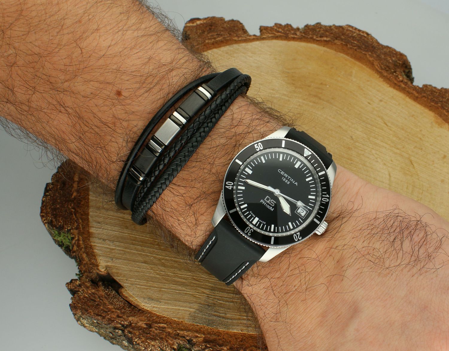 Bransoletka męska skórzana DIA-BRA-S8204254-STAL  Bransoletka męska skórzana z stalą szlachetną. Stalowa bransoletka z czarną skórą nadaje bransoletce charakteru..jpg