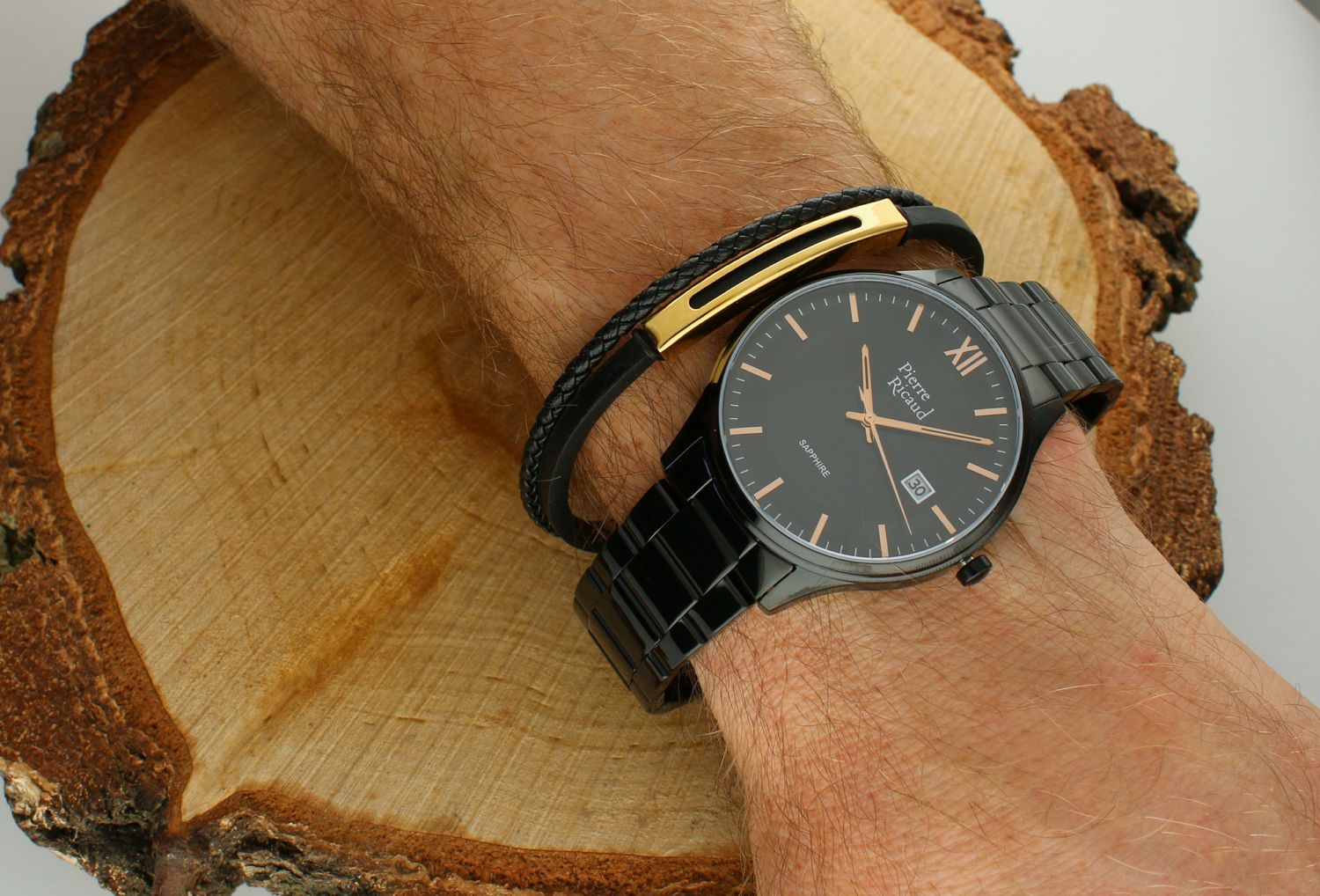 Bransoletka męska skórzana pozłacana DIA-BRA-S8263952-STAL Bransoletka męska skórzana z stalą szlachetną w złotym kolorze. Stalowa bransoletka z czarną skórą nadaje bransoletce charakteru..jpg