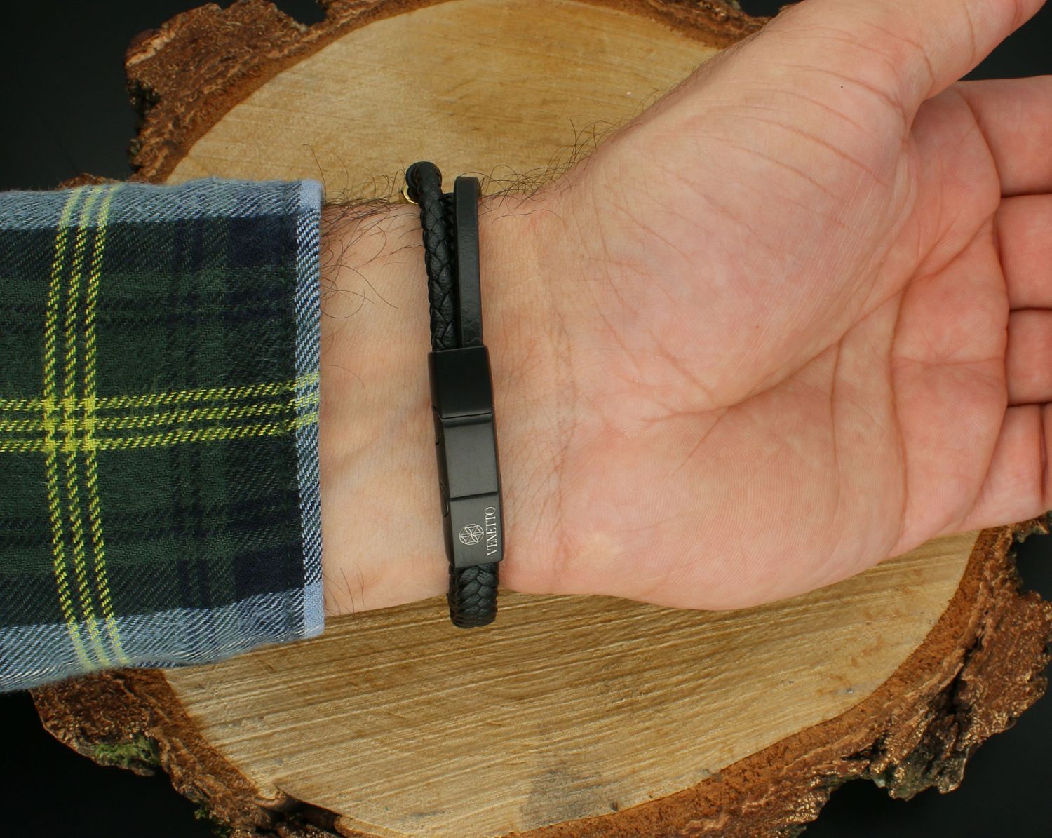 Bransoletka męska z trzema rzemykami i pozłacanymi stalowymi elementami. Stylowa biżuteria męska o długości 20–21 cm – elegancja i 1.jpg