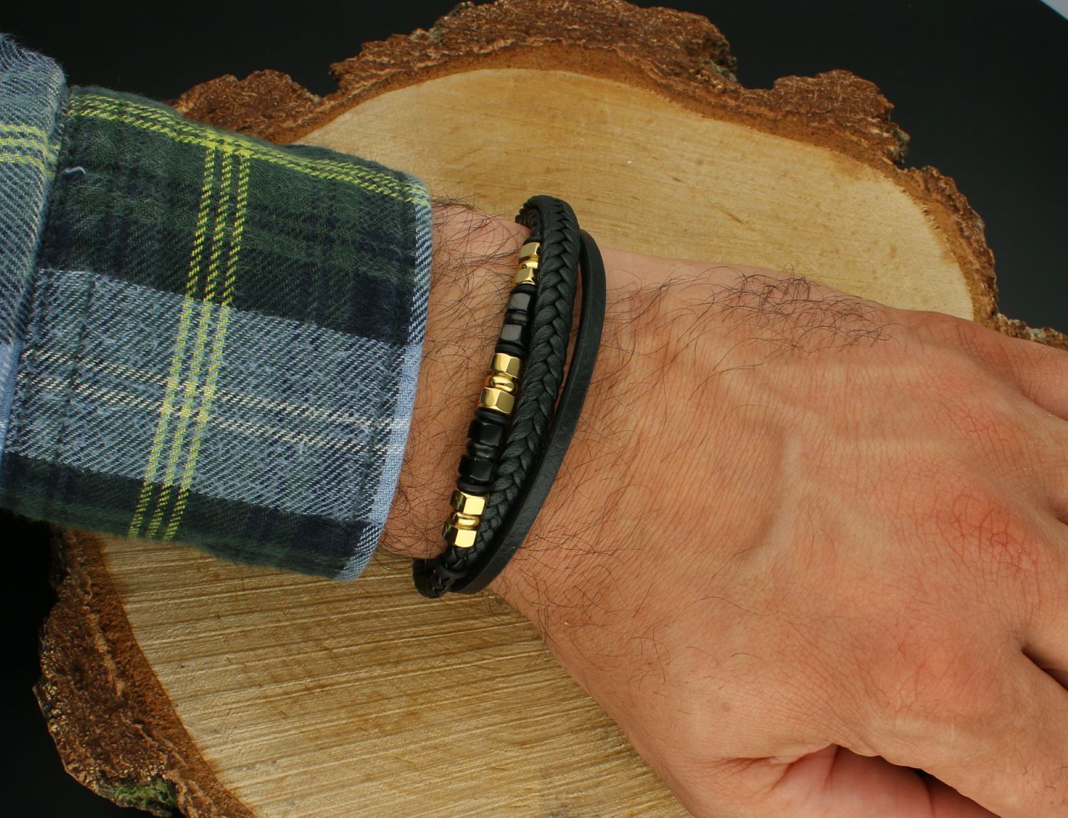 Bransoletka męska z trzema rzemykami i pozłacanymi stalowymi elementami. Stylowa biżuteria męska o długości 20–21 cm – elegancja i 1.jpg