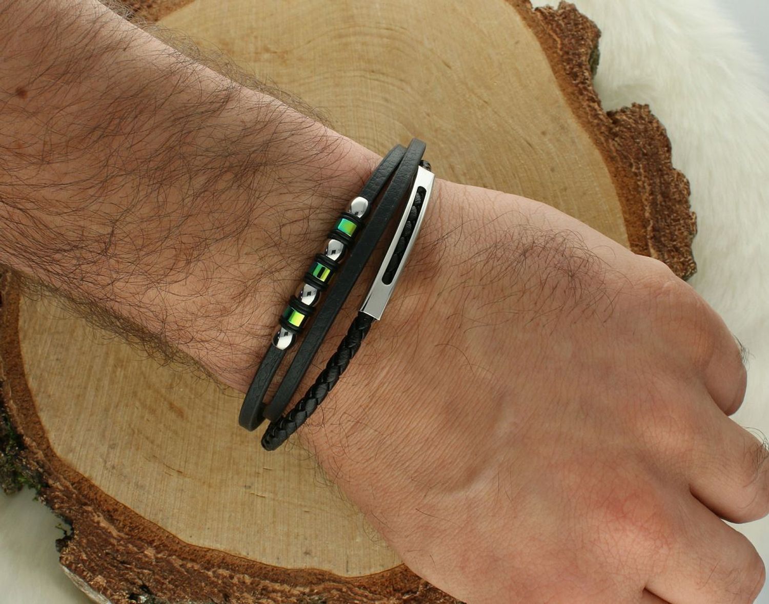 Bransoletka męska z trzema czarnymi rzemykami i stalowymi elementami ozdobnymi. Wykonana ze stali szlachetnej. Długość 21–22 cm. Styl i trwałość w jednym.1.jpg