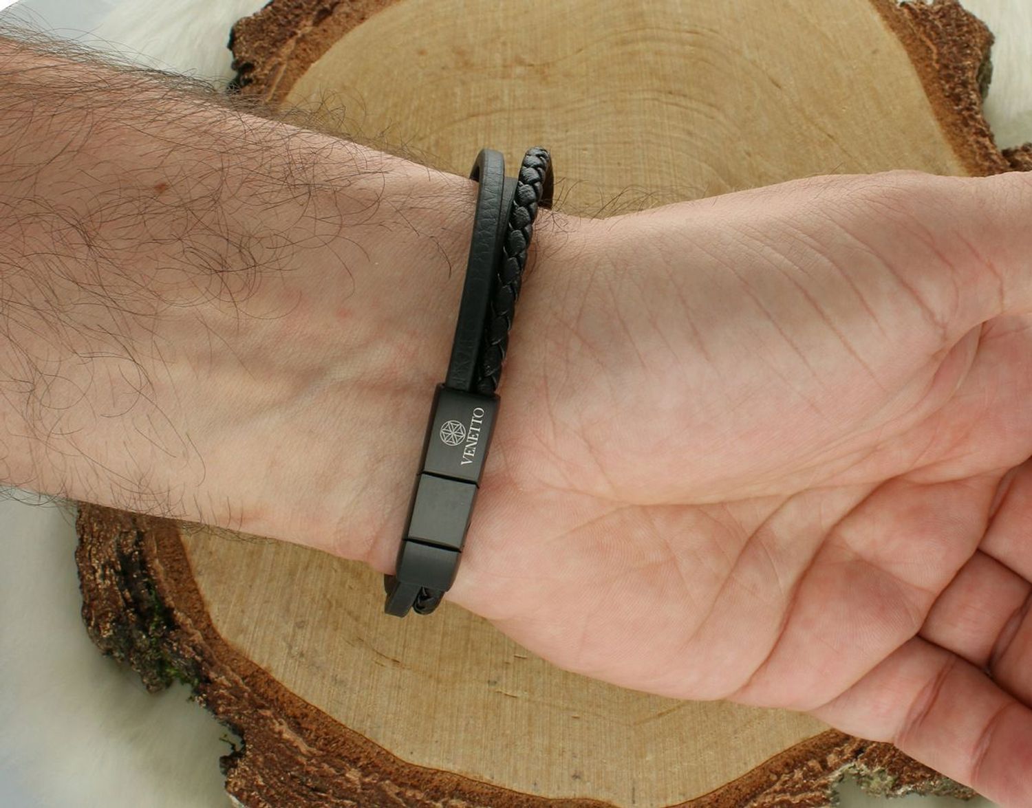 Bransoletka męska z trzema czarnymi rzemykami i stalowymi elementami ozdobnymi. Wykonana ze stali szlachetnej. Długość 21–22 cm. Styl i trwałość w jednym.1.jpg