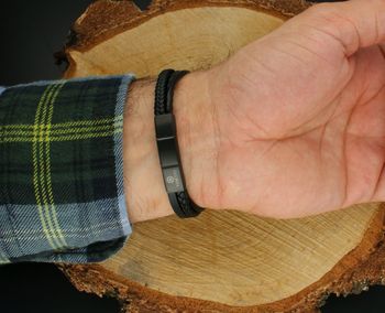 Męska bransoletka skórzana z trzema rzemykami i ozdobnym elementem stalowym. Długość 19–20 cm, zapięcie na zatrzask. Model DIA-BRA-S9004859-STAL – elegancja i prostota w jednym.3.jpg