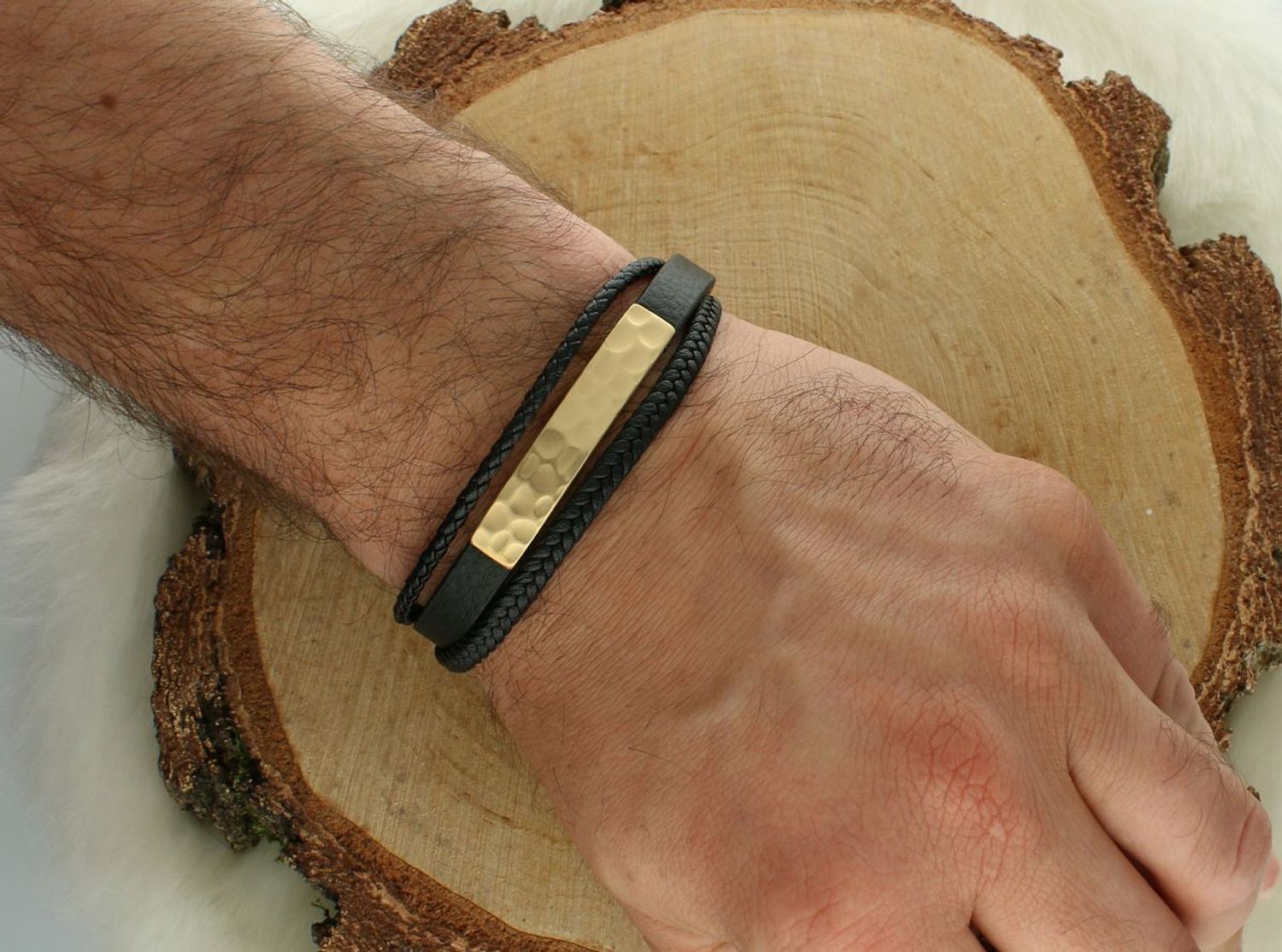 Bransoletka męska skórzana DIA-BRA-S9014968-STAL z pozłacaną, zdobioną blaszką. Długość 19,5–20,5 cm.1.jpg