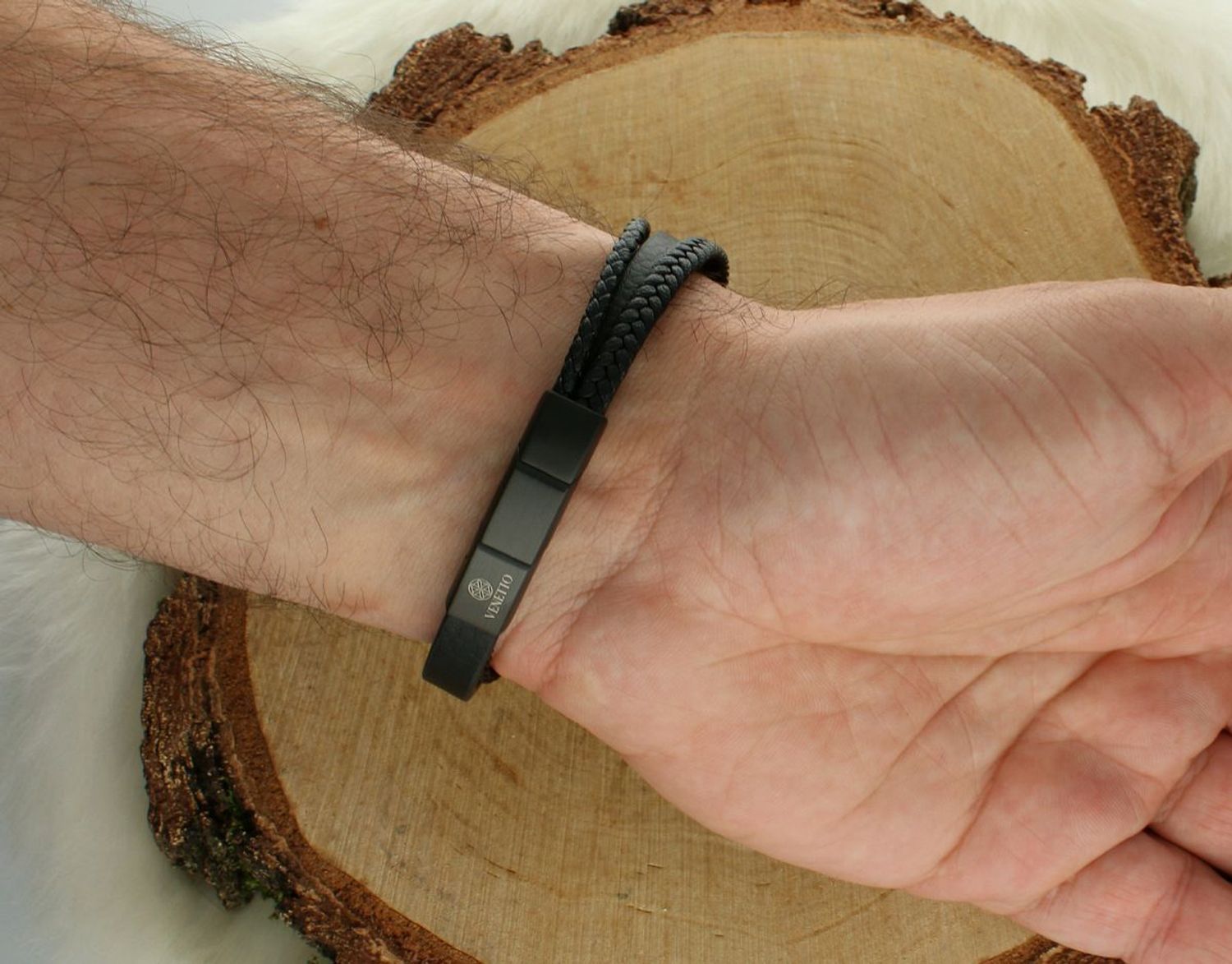 Bransoletka męska skórzana DIA-BRA-S9014968-STAL z pozłacaną, zdobioną blaszką. Długość 19,5–20,5 cm.1.jpg