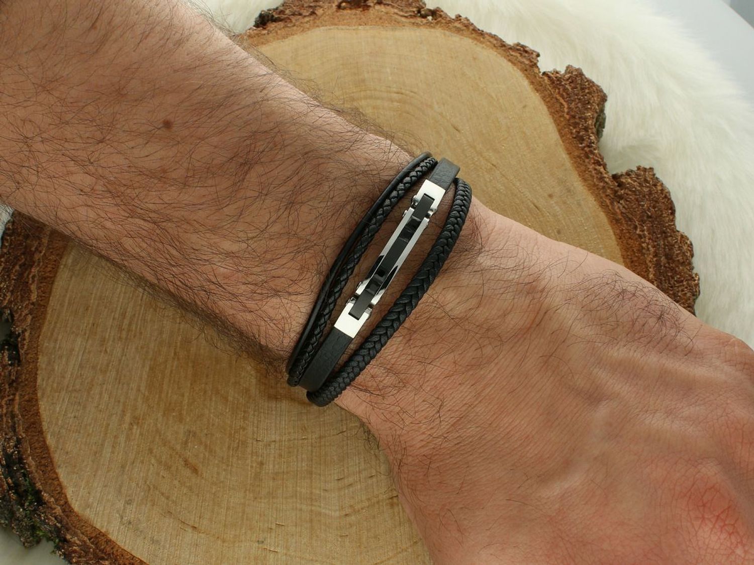 Bransoletka męska ze stali szlachetnej z czterema czarnymi rzemykami i ozdobnym elementem. Długość 19,5–20,5 cm. Stylowy dodatek dla każdego mężczyzny.1.jpg