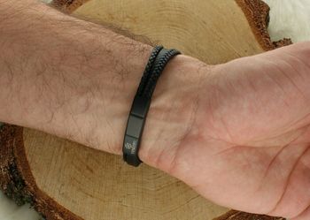 Bransoletka męska ze stali szlachetnej z czterema czarnymi rzemykami i ozdobnym elementem. Długość 19,5–20,5 cm. Stylowy dodatek dla każdego mężczyzny.3.jpg
