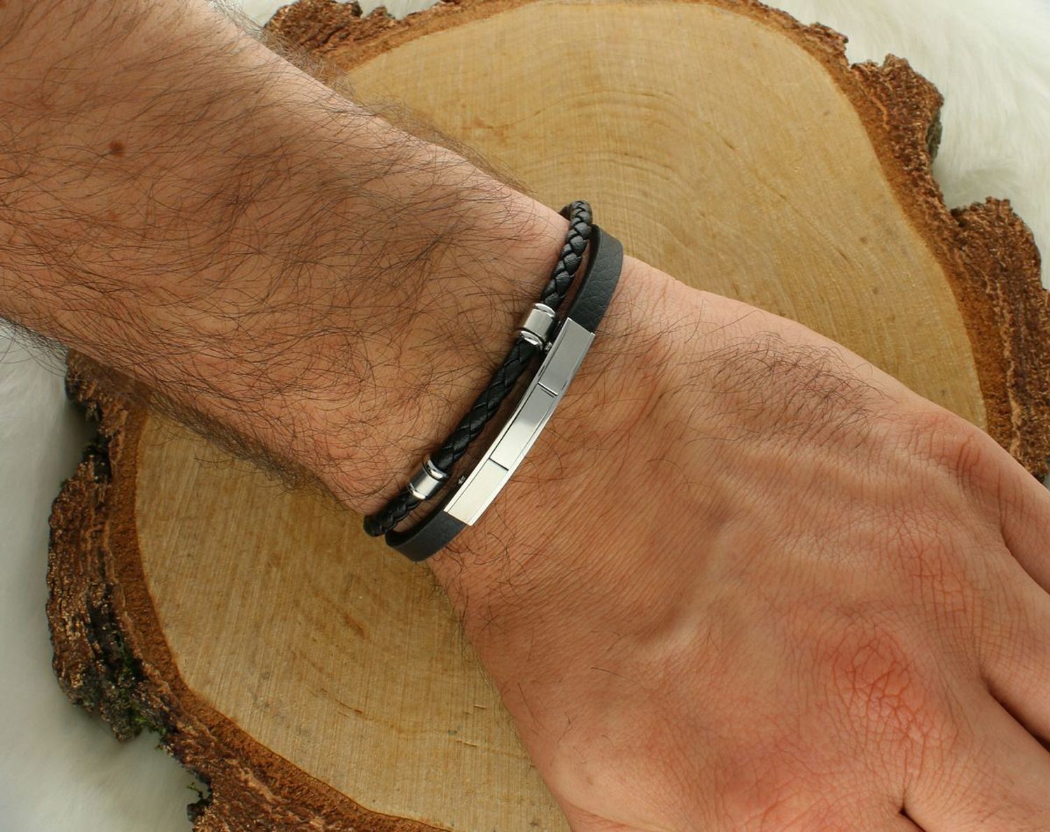 Bransoletka męska DIA-BRA-S9074658-STAL – dwa rzemyki i stalowe elementy ozdobne. Długość 19–20 cm. Stylowa biżuteria męska ze stali szlachetnej.1.jpg