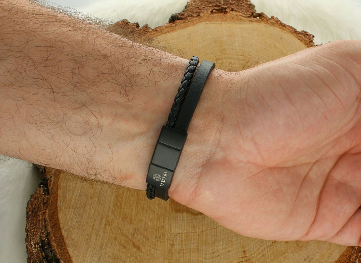 Bransoletka męska DIA-BRA-S9074658-STAL – dwa rzemyki i stalowe elementy ozdobne. Długość 19–20 cm. Stylowa biżuteria męska ze stali szlachetnej.1.jpg