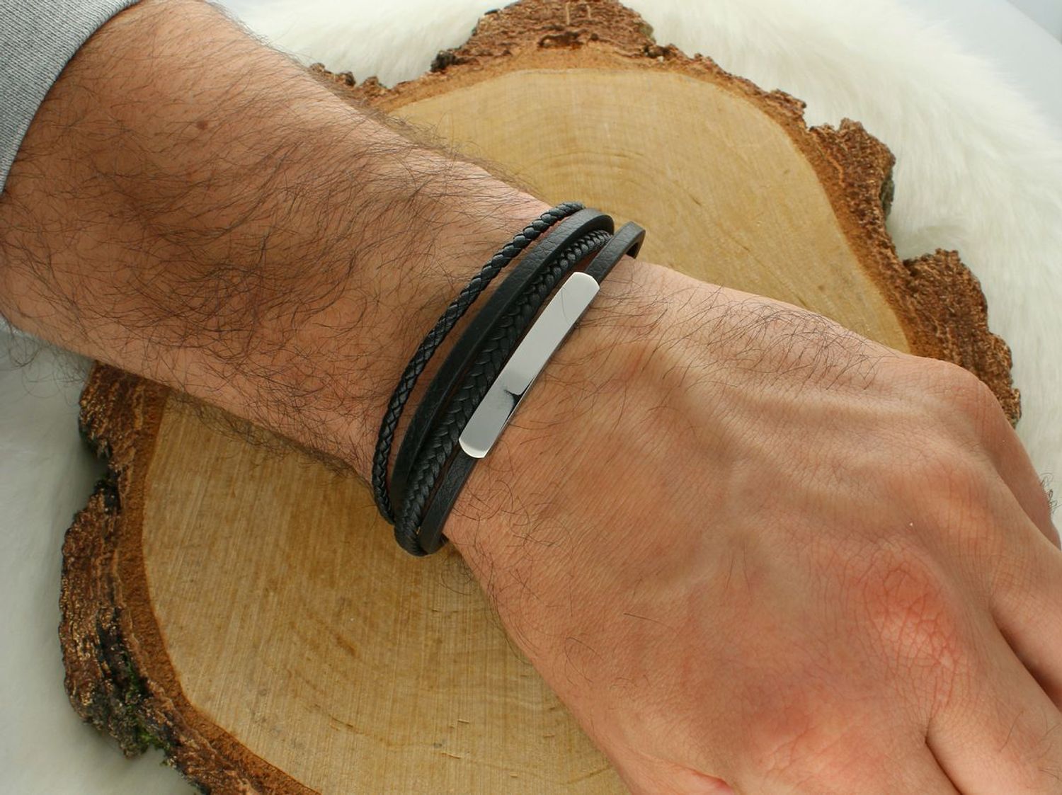 Męska bransoletka z czterema czarnymi rzemykami i gładką blaszką ze stali szlachetnej. Możliwość wykonania graweru. Długość 20–21 cm. Styl, trwałość i personalizacja.1.jpg