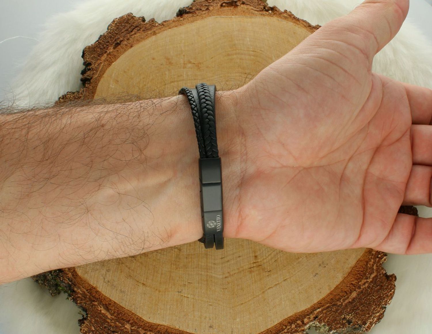 Męska bransoletka z czterema czarnymi rzemykami i gładką blaszką ze stali szlachetnej. Możliwość wykonania graweru. Długość 20–21 cm. Styl, trwałość i personalizacja.1.jpg