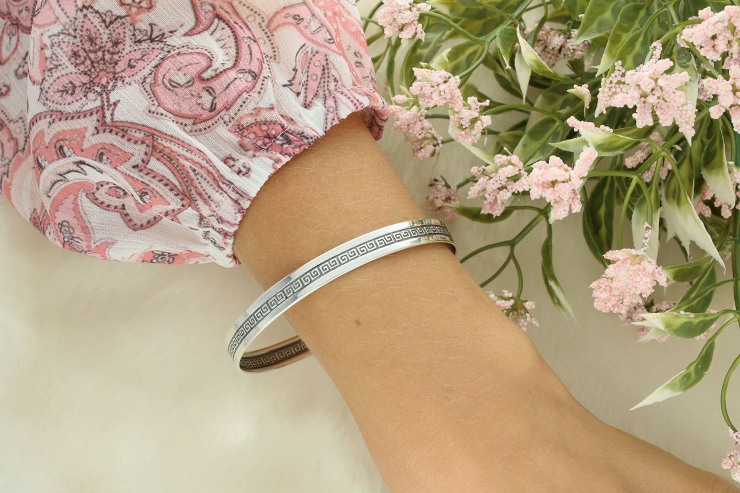 Stylowa srebrna bransoletka Ag 925 z klasycznym greckim wzorem meandry. Sztywna forma, oksydowane wykończenie. Bez kamieni. Średnica 65 mm, waga 6,7 g.2.jpg