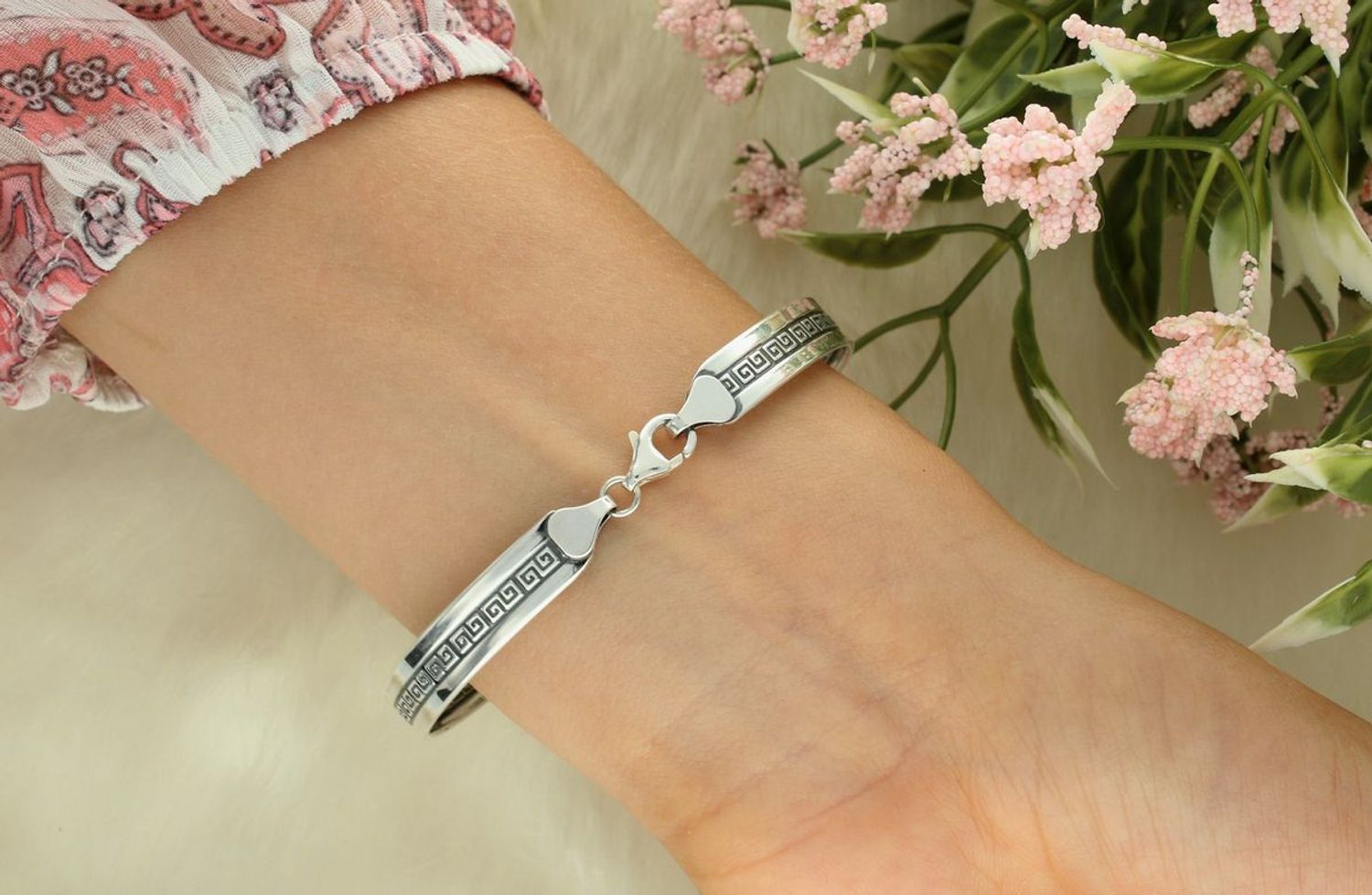 Stylowa srebrna bransoletka Ag 925 z klasycznym greckim wzorem meandry. Sztywna forma, oksydowane wykończenie. Bez kamieni. Średnica 65 mm, waga 6,7 g.2.jpg