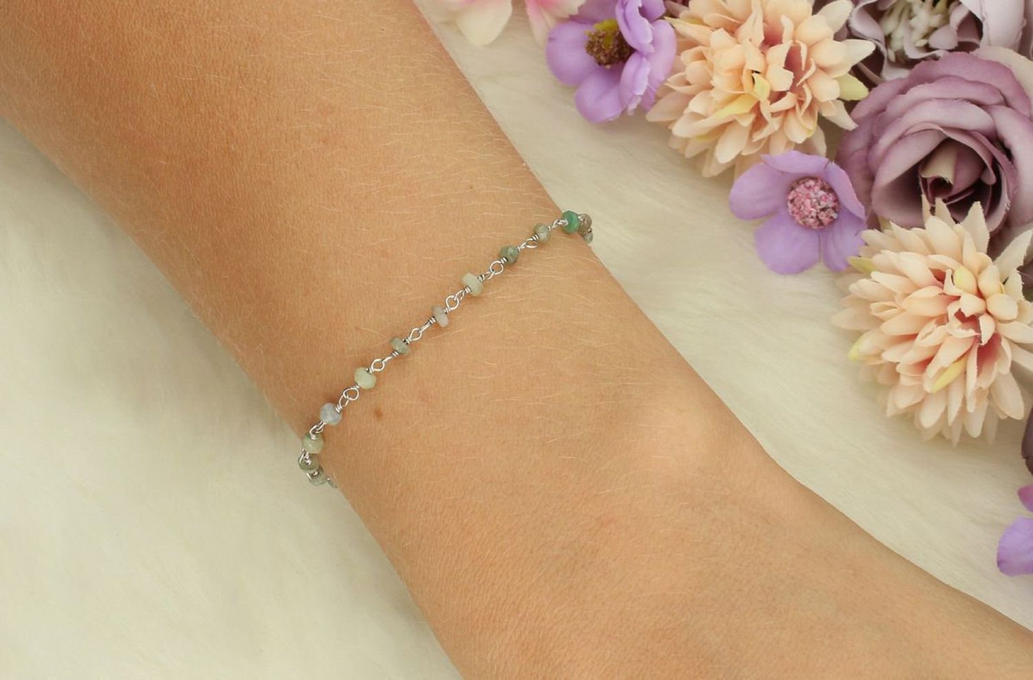 Srebrna bransoletka 925 z naturalnymi szmaragdami – model DIA-BRA-SZMARAGDY-925. Elegancka, lekka i pełna klasy. Długość 16 + 3 cm, waga 2,30 g. Doskonała na prezent lub specjalną okazję.1.jpg