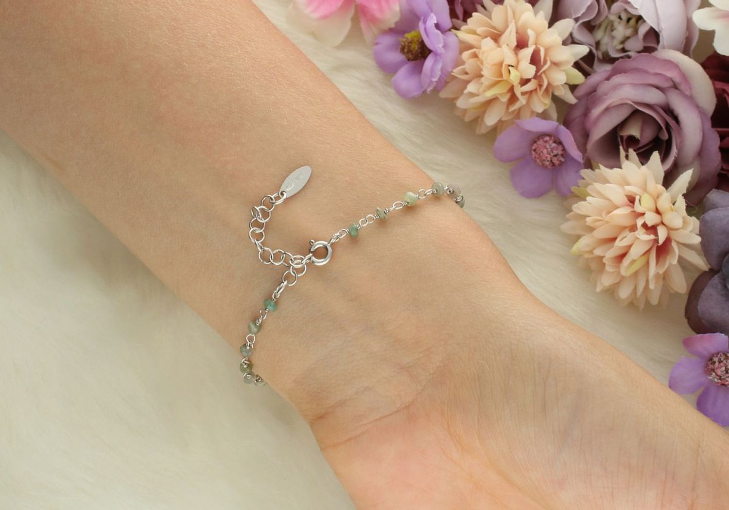 Srebrna bransoletka 925 z naturalnymi szmaragdami – model DIA-BRA-SZMARAGDY-925. Elegancka, lekka i pełna klasy. Długość 16 + 3 cm, waga 2,30 g. Doskonała na prezent lub specjalną okazję.1.jpg