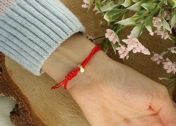 Minimalistyczna bransoletka damska ze stali nierdzewnej na czerwonym sznureczku z prostokątną blaszką 1x2 cm. Regulowane zapięcie i możliwość graweru.3.jpg