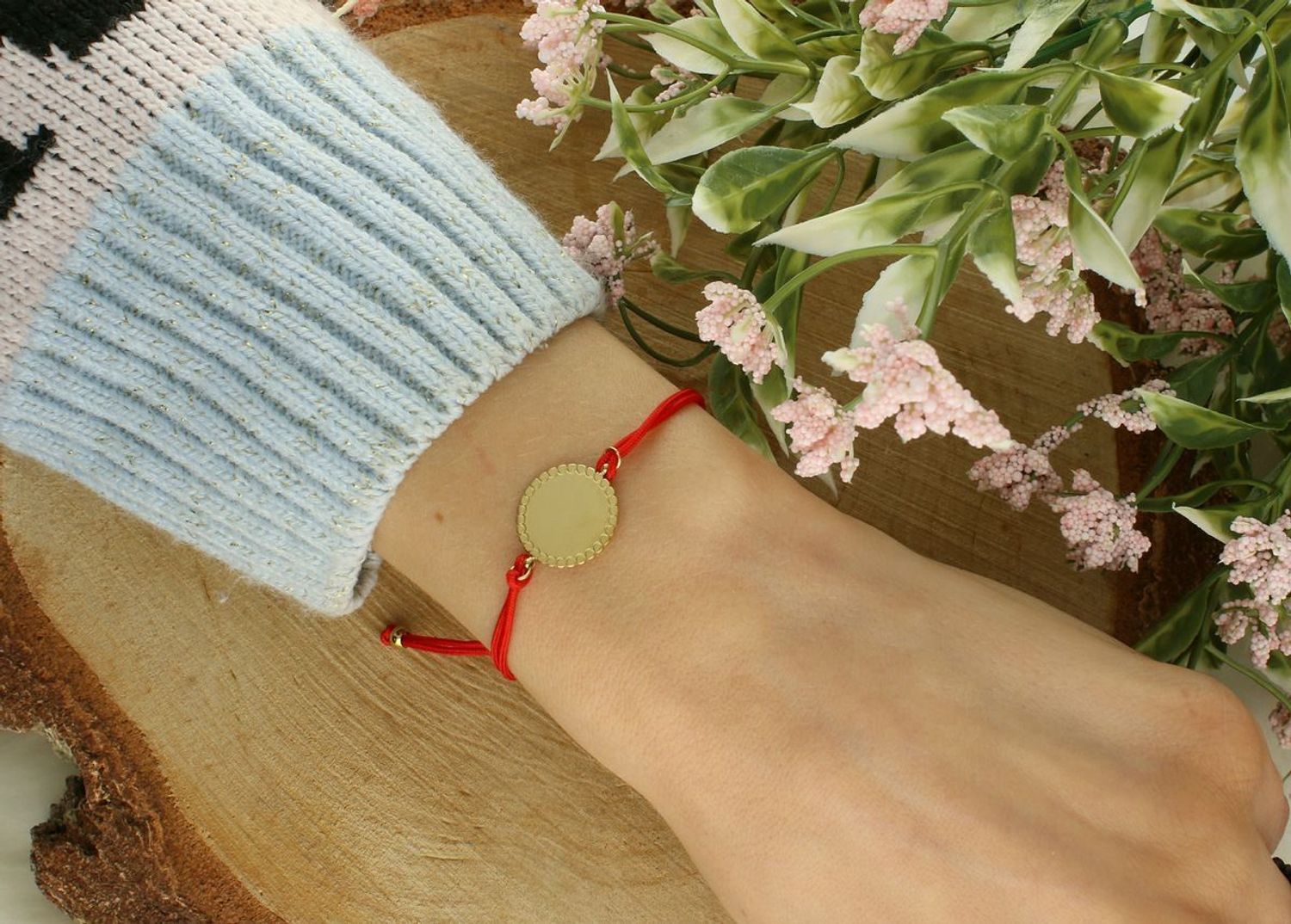 Bransoletka damska na czerwonym sznureczku z blaszką do grawerowania – stalowa, regulowana stal.jpg