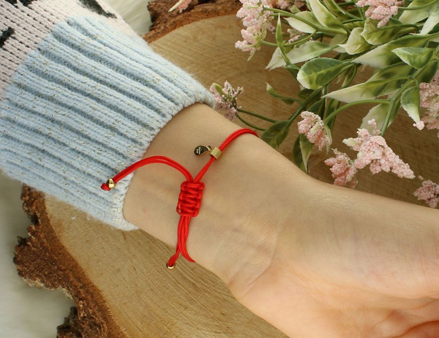 Bransoletka damska na czerwonym sznureczku z blaszką do grawerowania – stalowa, regulowana stal.jpg